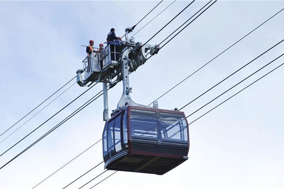 Wartungsarbeiten bei der Rittner Seilbahn. (Foto: STA/Seehauser)