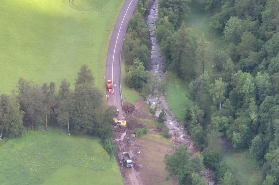 Dopo la frana lungo il rio di Rattisio Vecchio della sera del 6 luglio, l'Ufficio Sistemazione bacini montani ovest ha avviato i lavori di sgombero. (Foto: USP/Ufficio Sistemazione bacini montani ovest/Roland Gufler)