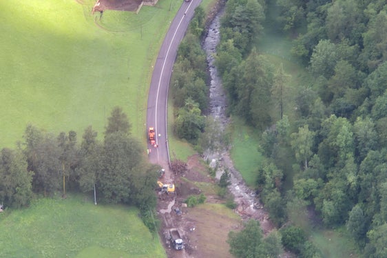 Dopo la frana lungo il rio di Rattisio Vecchio della sera del 6 luglio, l'Ufficio Sistemazione bacini montani ovest ha avviato i lavori di sgombero. (Foto: USP/Ufficio Sistemazione bacini montani ovest/Roland Gufler)