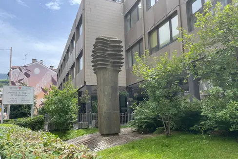 Der kürzlich verstorbene Bildhauer und Steinmetz Michael Höllrigl hat den Brunnen am Peter-Brugger-Landhaus in der Bozner Brennerstraße gestaltet. (Foto: LPA/Carmen Kollmann)