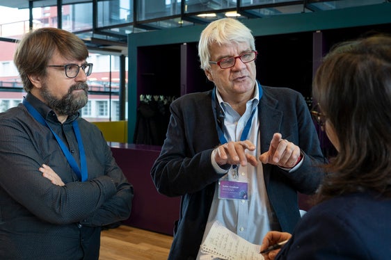 Stefan Putzer (links) und Stefan Gasslitter sind vorne dabei, wenn es um die Umsetzung der Digitalisierung und den Einsatz von künstlicher Intelligenz in der öffentlichen Verwaltung in Südtirol geht. (Foto: LPA/Fabio Brucculeri)