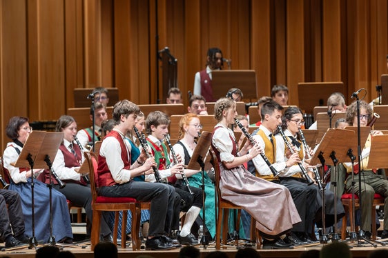 Jungmusikerinnen und Jungmusiker aus allen Teilen der Euregio Tirol-Südtirol-Trentino beendeten ihre intensive Probenwoche mit den drei Konzerten im Trentino, in Südtirol (im Bild in Toblach) und in Tirol. (Foto: LPA/Tiberio Sorvillo)