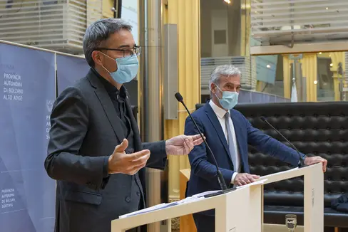 Ländliches Wegenetz und Trinkwasserversorgung: LH Arno Kompatscher (l.) und LR Arnold Schuler zogen Bilanz über den Abbau der Ansuchen und legten die Neuausrichtung der Finanzierung dar. (Foto: LPA/Fabio Brucculeri)