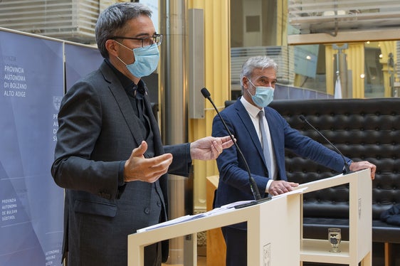 Ländliches Wegenetz und Trinkwasserversorgung: LH Arno Kompatscher (l.) und LR Arnold Schuler zogen Bilanz über den Abbau der Ansuchen und legten die Neuausrichtung der Finanzierung dar. (Foto: LPA/Fabio Brucculeri)
