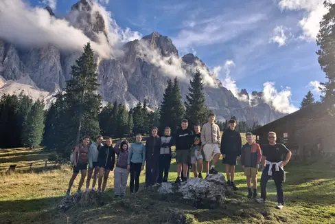 Eine der ersten Klassen, die zwei erlebnispädagogische Tage auf der Zanser Alm verbringen konnte. (Foto: Fachschule Laimburg)