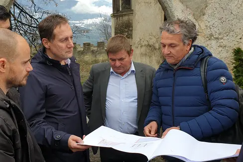 Per i lavori di risanamento e riqualificazione la Provincia investirà 2,1 milioni di euro. In un recente sopralluogo, nella foto, scattata prima della pandemia, da sx a dx: Daniel Bedin, direttore Ripartizione patrimonio, l'assessore provinciale Massimo Bessone, il sindaco di Velturno Konrad Messner e il progettista architetto Paolo Berlanda. (Foto: ASP/Anna Pitarelli)