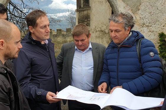 Per i lavori di risanamento e riqualificazione la Provincia investirà 2,1 milioni di euro. In un recente sopralluogo, nella foto, scattata prima della pandemia, da sx a dx: Daniel Bedin, direttore Ripartizione patrimonio, l'assessore provinciale Massimo Bessone, il sindaco di Velturno Konrad Messner e il progettista architetto Paolo Berlanda. (Foto: ASP/Anna Pitarelli)