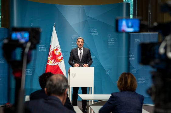 Der Landeshauptmann bei der heutigen Pressekonferenz (Foto: LPA/Fabio Brucculeri)