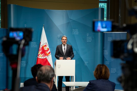 Der Landeshauptmann bei der heutigen Pressekonferenz (Foto: LPA/Fabio Brucculeri)