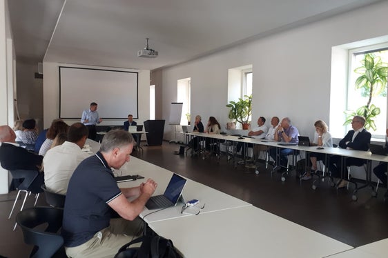 Tutti gli attori del turismo, il Consorzio dei Comuni e la Camera di Commercio, sotto la presidenza dell'assessore provinciale al Turismo Luis Walcher, riuniti attorno ad un unico tavolo per discutere di questioni legate al turismo sul territorio. (Foto: ASP/Area funzionale turismo)