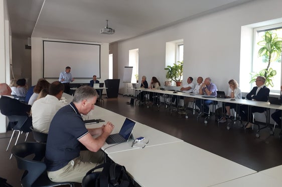 Alle Akteure des Tourismus, Gemeindenverband und Handelskammer unter dem Vorsitz des Tourismuslandesrates an einem Tisch, um über Themen des Tourismus zu sprechen: das ist der Tourismusrat. (Foto: LPA/Funktionsbereich Tourismus)