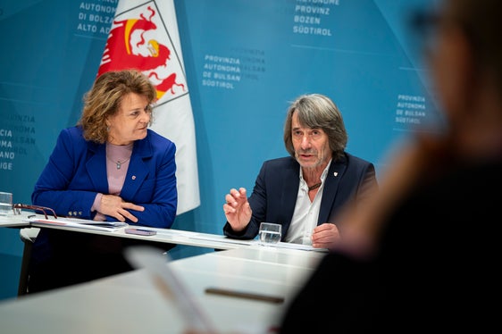 Drei Schwerpunkte waren Thema des Mediengesprächs von Landesrätin Rosmarie Pamer und Landesrat Hubert Messner: Ausbilden und Fördern, Betreuen und Begleiten sowie Chancen nutzen. (Foto: LPA/Fabio Brucculeri)