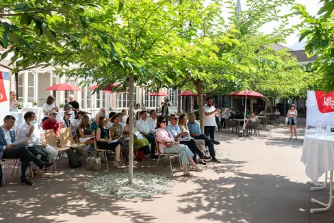 La competenza primaria in materia di politiche sociali ha creato una rete sociale che ha retto anche in tempi di pandemia, ha dichiarato l'assessora provinciale Deeg durante la conferenza stampa di bilancio di oggi, alla quale sono stati invitati, oltre ai rappresentanti dei media, i dirigenti delle Ripartizioni e degli Uffici dei settori di competenza di Deeg e i membri delle tre Consulte provinciali per la Famiglia, per il Sociale e per gli Anziani. (Foto: ASP/Manuela Tessaro)