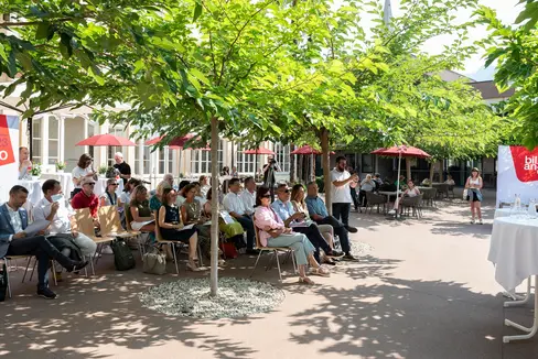 La competenza primaria in materia di politiche sociali ha creato una rete sociale che ha retto anche in tempi di pandemia, ha dichiarato l'assessora provinciale Deeg durante la conferenza stampa di bilancio di oggi, alla quale sono stati invitati, oltre ai rappresentanti dei media, i dirigenti delle Ripartizioni e degli Uffici dei settori di competenza di Deeg e i membri delle tre Consulte provinciali per la Famiglia, per il Sociale e per gli Anziani. (Foto: ASP/Manuela Tessaro)