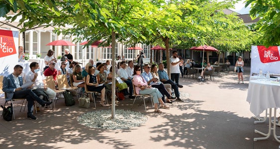 Die primäre Zuständigkeit für den Bereich Soziales habe ein soziales Netz geschaffen, das auch in Pandemiezeiten gehalten hat, hielt Landesrätin Deeg in der heutigen Bilanzpressekonferenz fest, zu der neben den Medienvertretern auch die Führungskräfte von Deegs Abteilungen und Ämtern sowie die Mitglieder der drei Landesbeiräte für Familie, für Soziales und für Senioren geladen waren. (Foto: LPA/Manuela Tessaro)
