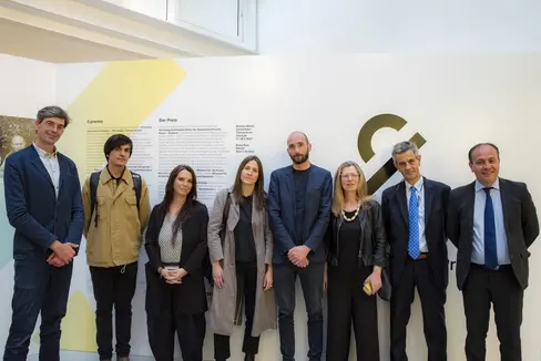 Fino al 7 ottobre le opere vincitrici del Premio Piero Siena saranno in esposizione al MAXXI di Roma. Nella foto, da sx: Bart van der Heide, Egeon, Claudia Corrent, Silvia Hell, Nicolò Degiorgis, Paola Tognon, Il segretario generale della Fondazione Maxxi Pietro Barrera e l'assessore Vettorato. (Foto: ASP/Manuel Tessaro)