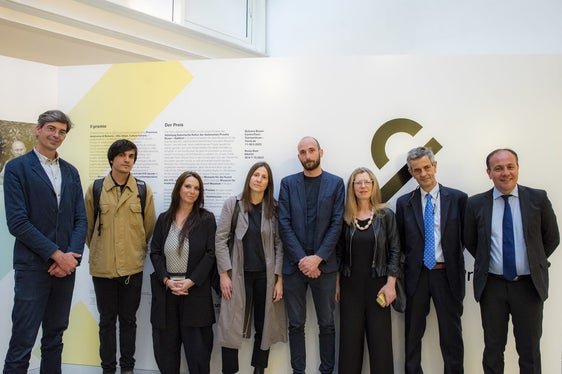 Fino al 7 ottobre le opere vincitrici del Premio Piero Siena saranno in esposizione al MAXXI di Roma. Nella foto, da sx: Bart van der Heide, Egeon, Claudia Corrent, Silvia Hell, Nicolò Degiorgis, Paola Tognon, Il segretario generale della Fondazione Maxxi Pietro Barrera e l'assessore Vettorato. (Foto: ASP/Manuel Tessaro)