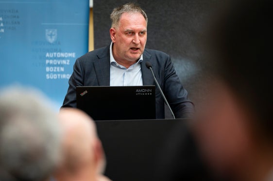 Als 'disruptive Technology' könne KI die Gesellschaft maßgeblich verändern, weshalb auch die Landesverwaltung gefordert sei und nun daran arbeite, KI schrittweise zu implementieren, um Dienste zu verbessern, sagte Josef Hofer, Direktor der Landesabteilung Informatik. (Foto: LPA/Fabio Brucculeri)