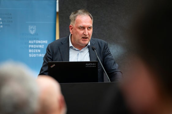 In quanto tecnologia dirompente, l'IA può cambiare in modo significativo la società, motivo per cui anche l'Amministrazione provinciale è chiamata ad agire e sta lavorando per implementare gradualmente l'IA al fine di migliorare i servizi, ha affermato Josef Hofer, direttore della Ripartizione informatica. (Foto: USP/Fabio Brucculeri)