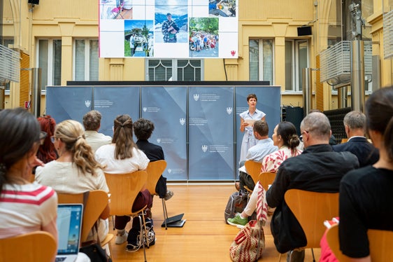 La direttrice Gertraud Aschbacher ha parlato dell'anniversario della Scuola professionale di Teodone. (Foto: USP/Fabio Brucculeri)