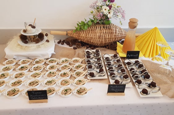 Mit Gerichten aus Kastanien zum Sieg beim Euregio-Hauswirtschaftsaward: Tisner Schlutzkrapfen und Kastanien-Pralinen, zubereitet vom Dreierteam der Fachschule für Hauswirtschaft und Ernährung Tisens. (Foto: LPA/Fachschule für Hauswirtschaft und Ernährung Tisens)
