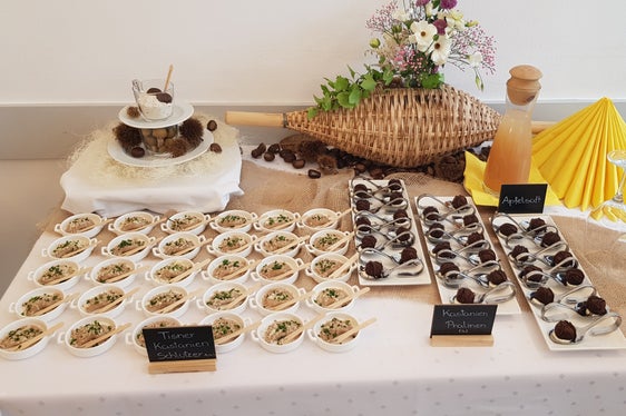 Mit Gerichten aus Kastanien zum Sieg beim Euregio-Hauswirtschaftsaward: Tisner Schlutzkrapfen und Kastanien-Pralinen, zubereitet vom Dreierteam der Fachschule für Hauswirtschaft und Ernährung Tisens. (Foto: LPA/Fachschule für Hauswirtschaft und Ernährung Tisens)
