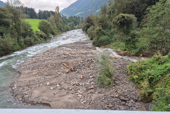 Auch der Dorfbach in der Martiner Fraktion Matatz führte nach dem Starkregen vom 13. September viel Geröll und Schlamm mit. Die Wildbachverbauung hat unmittelbar mit den Aufräumarbeiten begonnen. (Foto: LPA/Landesamt für Wildbach- und Lawinenverbauung West in der Agentur für Bevölkerungsschutz/Jan Kobald)