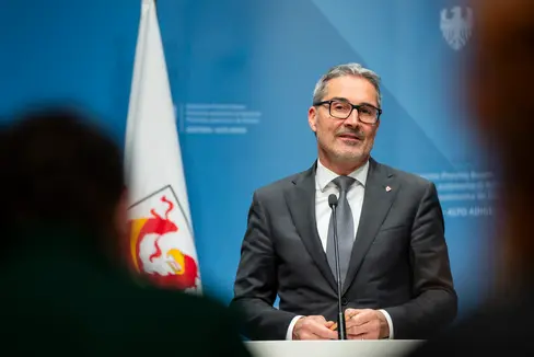 Landeshauptmann Arno Kompatscher erklärte, dass die Landesregierung derzeit keine Gründe sehe, das Verfahren im Fall des Areals der Stahlwerke Valbruna abzuändern. (Foto: LPA/Fabio Brucculeri)