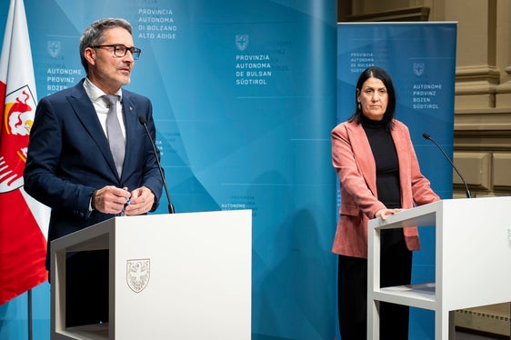 Landeshauptmann Arno Kompatscher dankte bei der Vorstellung von Irene Pechlaner als außerordentliche Kommissarin des Südtiroler Sanitätsbetriebes Florian Zerzer für sein Wirken als Generaldirektor. (Foto: LPA/Fabio Brucculeri)