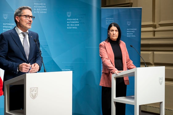 Landeshauptmann Arno Kompatscher dankte bei der Vorstellung von Irene Pechlaner als außerordentliche Kommissarin des Südtiroler Sanitätsbetriebes Florian Zerzer für sein Wirken als Generaldirektor. (Foto: LPA/Fabio Brucculeri)
