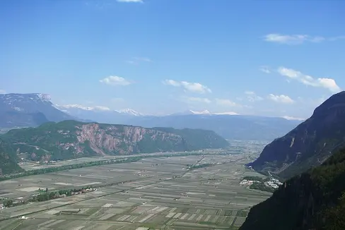 La Giunta ha nominato oggi che Hansjörg Zelger commissario straordinario del Comprensorio Oltradige-Bassa Atesina. Nell'immagine uno scorcio della Bassa Atesina (Foto: Jon Shave/CC BY 2.0/https://commons.wikimedia.org/w/index.php?curid=21973580)