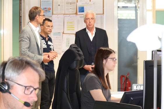 Einblick in Abläufe: (v.l.) Agenturdirektor Unterweger, VMZ-Koordinator Rauch, Rai-Koordinator von Braitenberg in der Landesverkehrsmeldezentrale, im Vordergrund (v.l.) Wilfried Blaas und Astrid Ninz (Foto: LPA/Maja Clara)