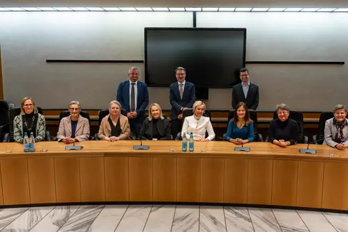 Le ideatrici del progetto Donne Leader! (da sinistra) Margit Laimer, Rolanda Tschugguel, Karin Dalla Torre, Alexa Seebacher, Manuela Pierotti, Helga Huber, Barbara Weis, Veronika Rabensteiner e Marion Markart, hanno ricevuto ieri i complimenti del presidente Kompatscher (nella foto al centro con il direttore generale Steiner e il direttore Sölva). (Foto: ASP/Fabio Brucculeri)
