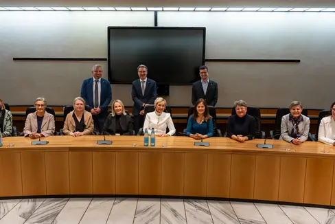 Le ideatrici del progetto Donne Leader! (da sinistra) Margit Laimer, Rolanda Tschugguel, Karin Dalla Torre, Alexa Seebacher, Manuela Pierotti, Helga Huber, Barbara Weis, Veronika Rabensteiner e Marion Markart, hanno ricevuto ieri i complimenti del presidente Kompatscher (nella foto al centro con il direttore generale Steiner e il direttore Sölva). (Foto: ASP/Fabio Brucculeri)