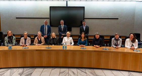 Die Initiatiorinnen des Projekts Frauen in Führung! (v.l.) Margit Laimer, Rolanda Tschugguel, Karin Dalla Torre, Alexa Seebacher, Manuela Pierotti, Helga Huber, Barbara Weis, Veronika Rabensteiner und Marion Markart, sind gestern von Landeshauptmann Kompatscher (im Bild mit Generaldirektor Steiner und Amtsdirektor Sölva) beglückwünscht worden. (Foto: LPA/Fabio Bruccoleri)