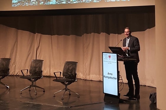 LH Kompatscher bei der Tagung zur Neuordnung des Systems zur Abfallbewirtschaftung in Südtirol (Foto: LPA/Laura D'Ascola)