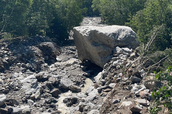 Im Steinzgerbach in Antholz-Obertal wurden etwa 20.000 Kubikmeter Material mobilisiert und verlegten bei der Mündung den Antholzerbach; die Wildbachverbauung hat mit den Aufräum- und Wiederherstellungsarbeiten begonnen. (Foto: LPA/Amt für Wildbach- und Lawinenverbauug Ost in der Agentur für Bevölkerungsschutz)