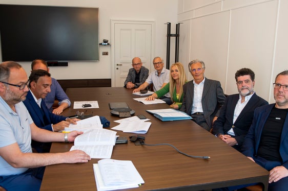 Dopo la firma della bozza a maggio (nella foto), il contratto collettivo per i dirigenti pubblici è stato definitivamente firmato oggi, 24 agosto, dai sindacati e dall'Agenzia provinciale per le relazioni sindacali. (Foto: ASP/F. Brucculeri)