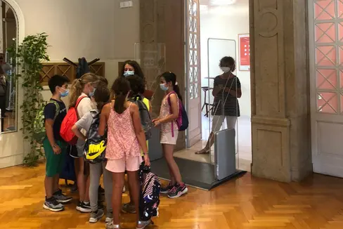 Alcuni bambini durante la caccia al tesoro organizzata nella Mediateca di Merano (Foto: ASP)