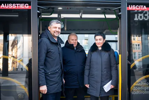 Mobilitätslandesrat Daniel Alfreider (im Bild von links), Quästor Paolo Sartori und Sicherheits-Landesrätin Ulli Mair ziehen an einem Strang: Die Sicherheit in den öffentlichen Verkehrsmitteln hat oberste Priorität. (Foto: LPA/Fabio Brucculeri)