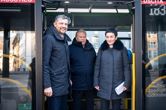 Mobilitätslandesrat Daniel Alfreider (im Bild von links), Quästor Paolo Sartori und Sicherheits-Landesrätin Ulli Mair ziehen an einem Strang: Die Sicherheit in den öffentlichen Verkehrsmitteln hat oberste Priorität. (Foto: LPA/Fabio Brucculeri)