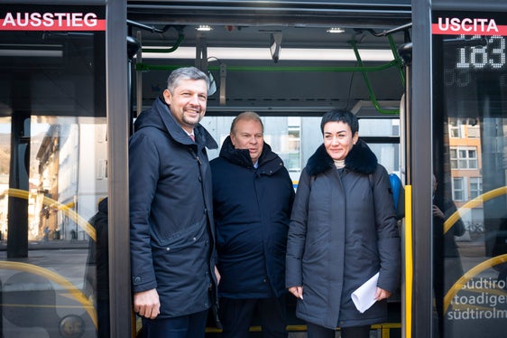 Mobilitätslandesrat Daniel Alfreider (im Bild von links), Quästor Paolo Sartori und Sicherheits-Landesrätin Ulli Mair ziehen an einem Strang: Die Sicherheit in den öffentlichen Verkehrsmitteln hat oberste Priorität. (Foto: LPA/Fabio Brucculeri)