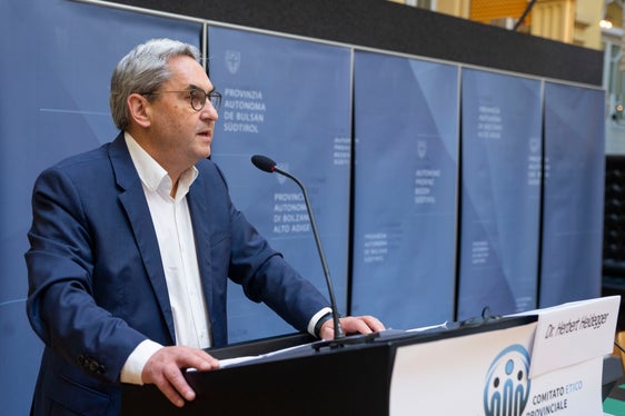 Der aktuelle Stand der Diskussion, die unterschiedlichen Standpunkte sowie die ethischen Aspekte wurden bei der heutigen (25. November) Jahrestagung des Landesethikkomitees vom Vorsitzenden Herbert Heidegger und zahlreichen Fachleuten aus dem In- und Ausland beleuchtet. (Foto: LPA/Fabio Brucculeri)