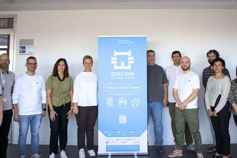 Im Mittelpunkt des vierjährigen internationalen Forschungsprojekts Oscar, das von der Freien Universität Bozen koordiniert wird, steht die Förderung von digitalen Kompetenzen an der Oberstufe durch außerschulische Lernerfahrungen. (Foto: LPA)