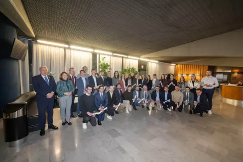 Gli assessori provinciali Mario Tonina e Rosmarie Pamer (all'estrema sinistra) con i diplomati del corso per revisori cooperativi. (Foto: USP/Federazione Trentina della Cooperazione/Daniele Panato)