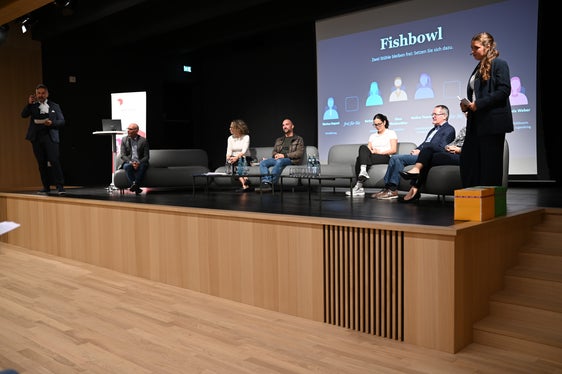 Die Ergebnisse der Thementische bündeln die Anregungen zur Gesellschaftlichen Bildung und ihrer Weiterentwicklung. (Foto: LPA/Deutsche Bildungsdirektion/Margit Pichler)