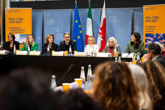 Il presidente Arno Kompatscher (quarto da sinistra) e l'assessora provinciale Magdalena Amhof (quinta da sinistra) hanno partecipato all'incontro con i rappresentanti della Ripartizione Europa, dell'Ufficio Fondo sociale europeo, della Commissione europea, delle autorità nazionali e delle associazioni locali. (Foto: USP/Fabio Brucculeri)