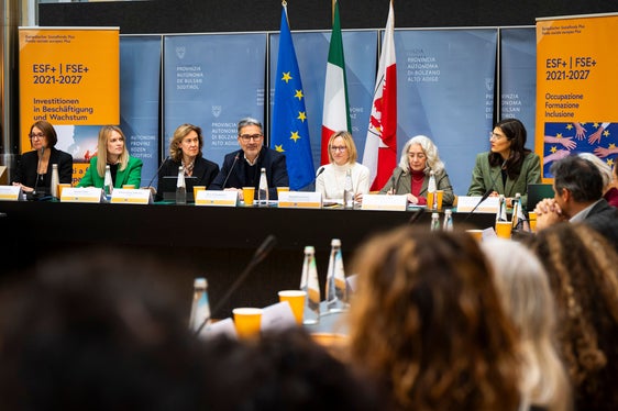 Neben Landeshauptmann Arno Kompatscher (vierter von links) und Landesrätin Magdalena Amhof (fünfte von links) nahmen auch Vertreterinnen der Abteilung Europa, des Amtes für den Europäischen Sozialfonds, der Europäischen Kommission, der gesamtstaatlichen Behörden und der lokalen Verbände am Treffen teil. (Foto: LPA/Fabio Brucculeri)