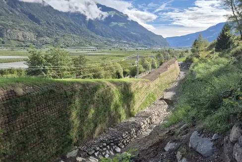 Nella zona di Holzbrugg, lungo la linea ferroviaria della Val Venosta, la STA – Strutture Trasporto Alto Adige SpA ha completato la realizzazione di un nuovo rilevato in terra rinforzata. (Foto: USP/STA)