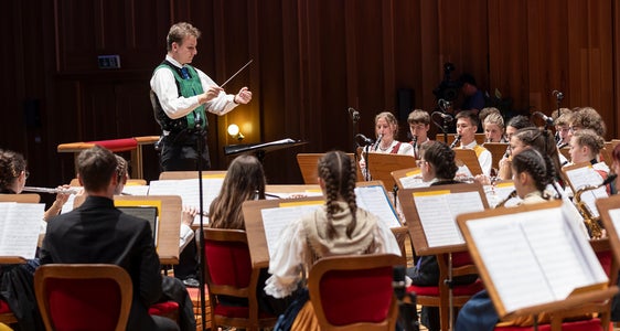 Das Euregio-Jugendblasorchester begeisterte das Publikum vom 26. bis 28 Juli 2024 mit einem vielseitigen Musikprogramm in drei Konzerten in Riva del Garda, Toblach (im Bild) und Innsbruck. (Foto: LPA/Tiberio Sorvillo)